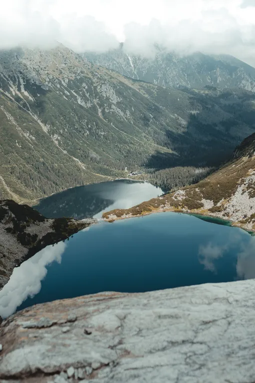 Königssee mit steilen Berghängen