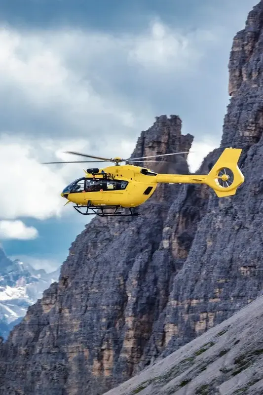 Helikopter über einer deutschen Seenlandschaft