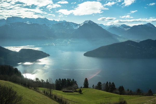 Bergsee im Morgenlicht